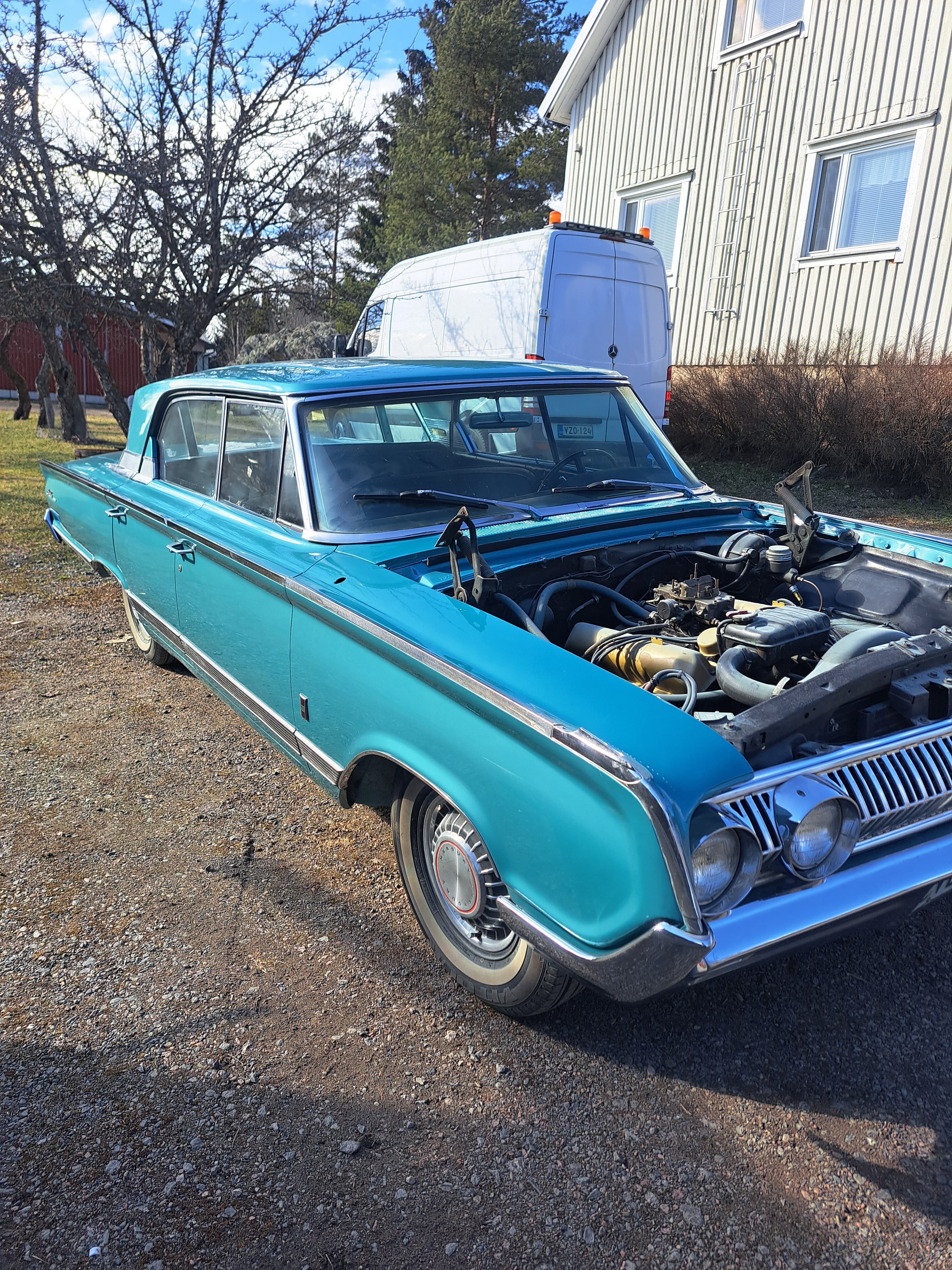 Turkoosi entisöity klassikkoauto SK Customs & Paintin työnäytteenä